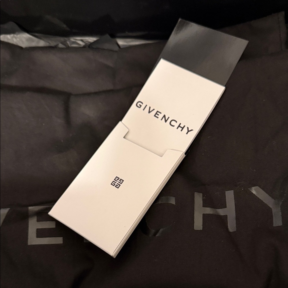 π€ Authentic Givenchy GIV Runner Logo Sneakers White 7 37 π€ - Picture 14 of 15